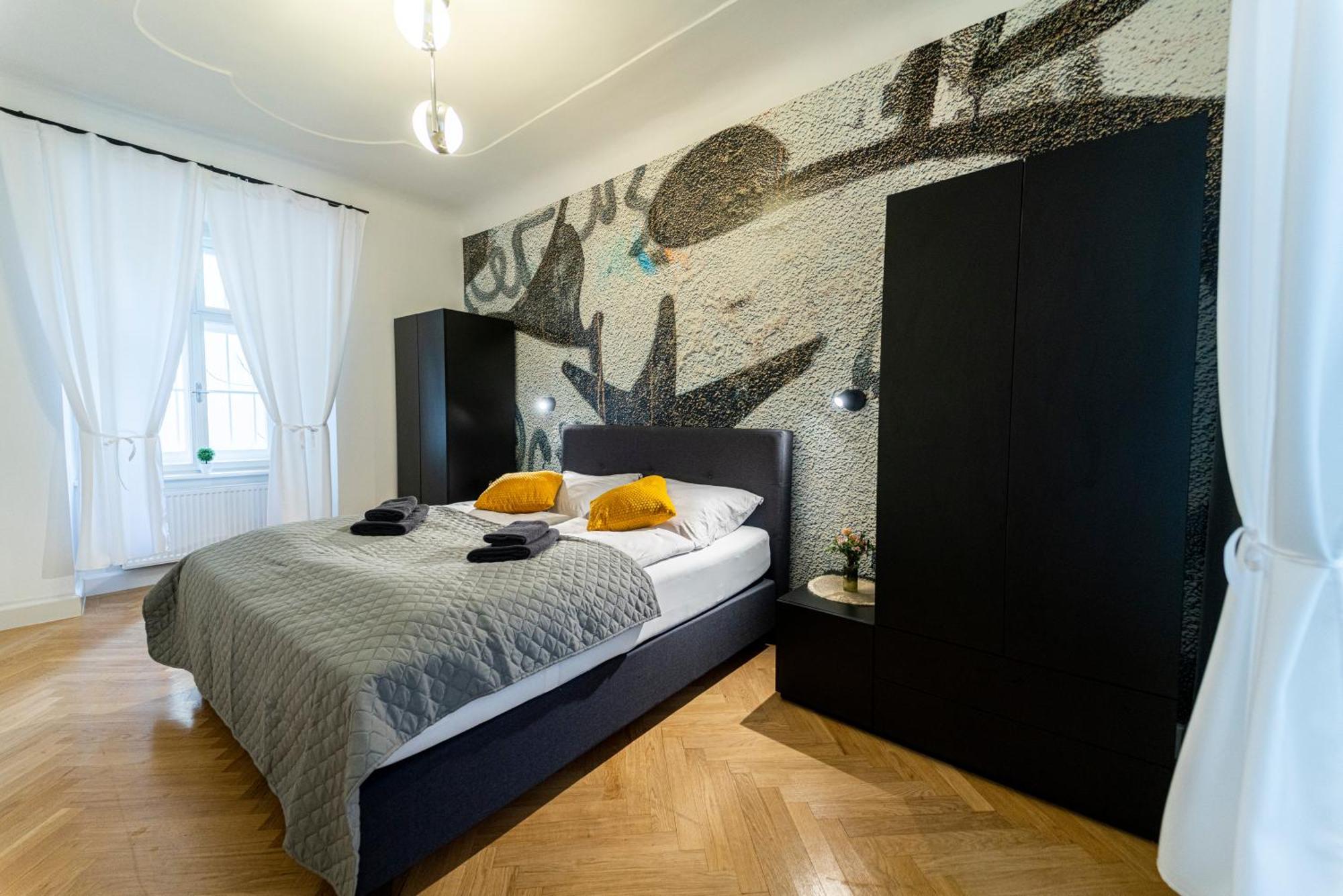 Stephansdom I Netflix I Self Check In Apartment Vienna